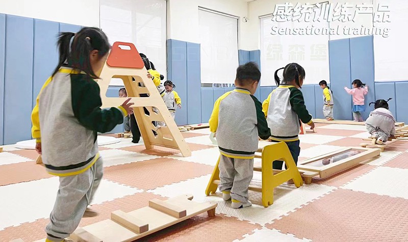 幼兒園感統(tǒng)游戲訓練 5.jpg